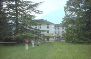 Lasino: Schloss Passy [Villa Ciani Bassetti], Garten und Hofansichten
