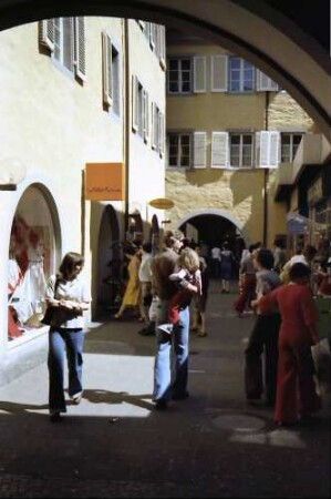 Freiburg: Fußgängerpassage im Schwarzen Kloster