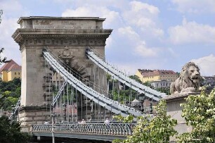 Budapest - Die historische Kettenbrücke : Detailansicht der historischen Kettenbrücke. Aufgenommen in der City von Budapest am 13. Juni 2011