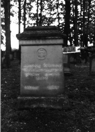 Grabstein 211 (Index: 99795924) Maße HxBxT: 168x97x49 cm Symbolik: Urne mit Tuch Besonderheit: Doppelgrab für Eheleute: Grabstein 211