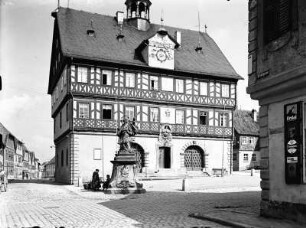 Bad Staffelstein, Marktplatz 1. Rathaus (1685/1687; J. Pless, A. Künßelmann). Straßenansicht von Süden