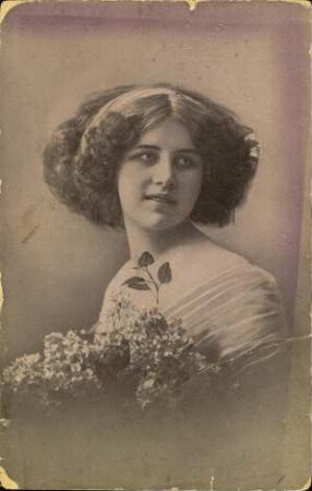 [Junge Frau mit Blumen]