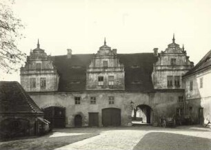 Strehla, Schloss, Schlosshof, Blick auf die Einfahrt