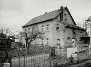 Medingen. Wohnhaus, Ottendorfer Straße 1 (2. Hälfte 19. Jahrhundert). Hofansicht mit Einfriedung