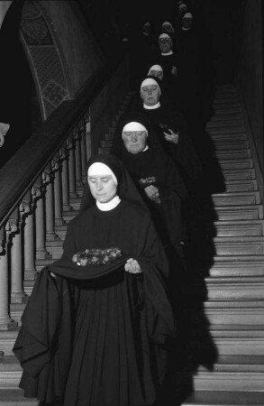Freiburg, Günterstal: Kloster St. Lioba, ewige Profess, Generalpriorin und Nonne auf Treppe