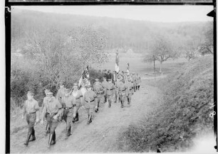 Trauerfeier in Inzigkofen für Hans-Georg Waenker von Dankenschweil; Trauerzug, an der Spitze Uniformierte SA-Leute und Stahlhelm-Leute