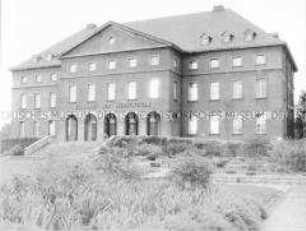 Außenansicht des "Klubhaus der Werktätigen" des VEB Leuna-Werke "Walter Ulbricht"