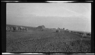 bei Zenta (=Senta, Serbien): breite morastige Landstraße mit Soldaten und Lastpferden an den beiden Seiten, im Hintergrund hohe Strohhaufen ("Marschstraße bei Zenta")