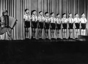 Pionierchor singt : Nordkorea 1982. Pionier-Chor in Pjöngjang singt vor Ausländern