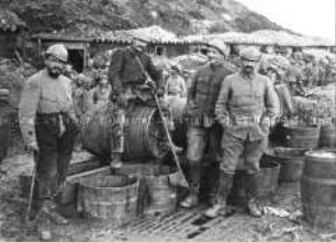 Posierende Soldaten