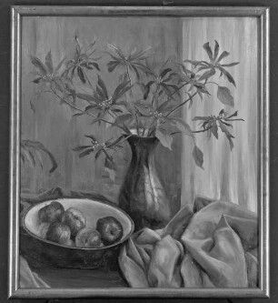 Stilleben mit Blüten in einer Vase sowie Schüssel mit Äpfeln