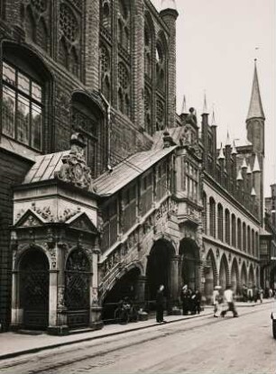 Lübeck. Lübecker Rathaus. Neues Gemach mit Renaissancetreppe und Langes Haus von der Breiten Straße