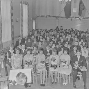 Jugendweihe Schirgiswalde : Schirgiswalde. Saal mit Jugendlichen und ihren Gästen anlässlich der Jugendweihe 1965
