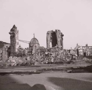 Dresden. Neumarkt. Ruine der Frauenkirche : Dresden. Neumarkt. Blick über die Ruine der Frauenkirche zur Kuppel der Kunstakademie