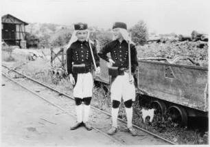 Bergbier-Fest 4.-6. Juli 1936. Lehrlinge als Teilnehmer der Bergparade in der Tracht der Bergknappen : Freital-Zauckerode. Bergbier-Fest 4.-6. Juli 1936. Lehrlinge als Teilnehmer der Bergparade in der Tracht der Bergknappen