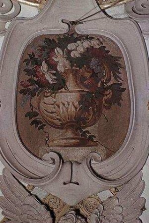 Blumenvasen und Girlanden