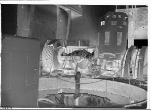 Staustufe Schweinfurt. Kraftwerk. Turbine I und Generator I vor der Montage.