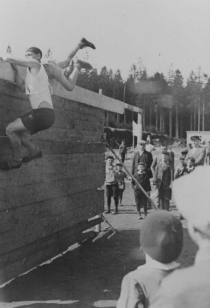 Wehrsport - Hindernislauf an der Eskaladierwand : Wehrsport - Hindernislauf an der Eskaladierwand