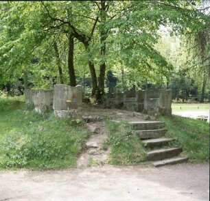 6 Steinsessel (1775 aufgestellt), sog. Gerichtssitze, am ehemaligen Kastell Hainhaus