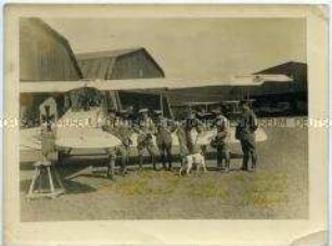 Offiziere vor einem Flugzeug
