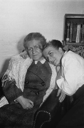 Szenenbilder aus " Das rote Halstuch" von S. Michalkow mit H.-E. Stecher, S. Menzel, Ch. Stenschke, E. Friedrichson, Theater der Freundschaft, 29.04.1952