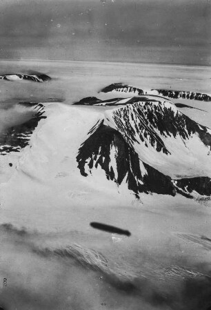 Eisige Landschaft : Vergletscherte Hügel auf dem Nordteil von Nowaja Semlja. Am Boden der Schatten des Luftschiffs LZ 127 Graf Zeppelin.
