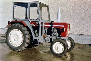 Radtraktor Ursus C 335 mit Kabine