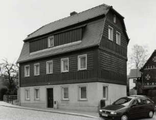 Neustadt in Sachsen, Wohnhaus : Neustadt in Sachsen. Wohnhaus (1. Hälfte 19. Jahrhundert), Johann-Sebastian-Bach-Straße 2. Straßenansicht