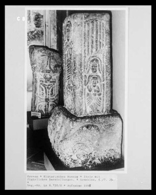 Stele mit figürlichen Darstellungen.