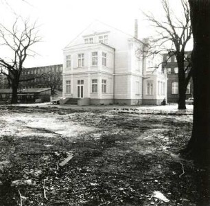 Cottbus, Ostrower Damm. Villa (2.H.19.Jh., 1992). Eingangs-und Straßenseite von Nordwest