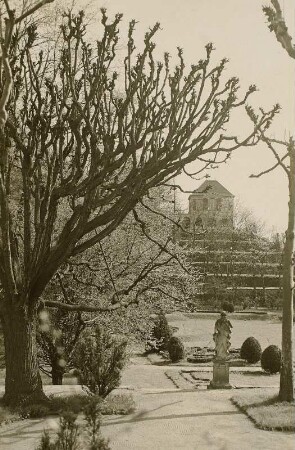 Schloss Seußlitz : Diesbar-Seußlitz. Schloss. Blick vom Park nach Süden auf die Heinrichsburg., ein schlichtes Gartenhaus mit zwei Geschossen und Walmach.