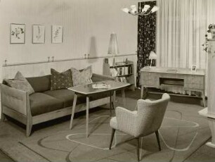 Couchtisch : Wohnzimmermöbel (1956; Entwicklungsstelle Schkeuditz) in Ausstellungskoje