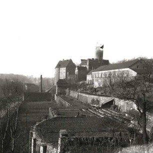Gnandstein. Burg (1101/1800). Ansicht mit Schlossgärtnerei von Ostsüdosten