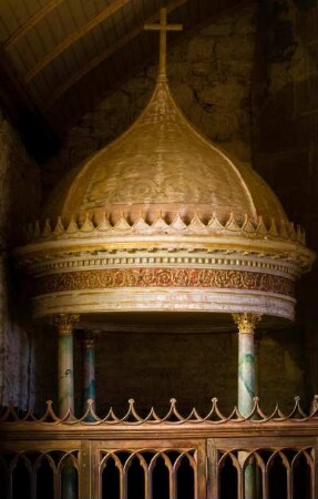 Frankreich. Bretagne. Finistere. Brasparts. Eglise Notre Dame de la Pitie. 16 Jahrhundert. Taufkapelle. Baldachin