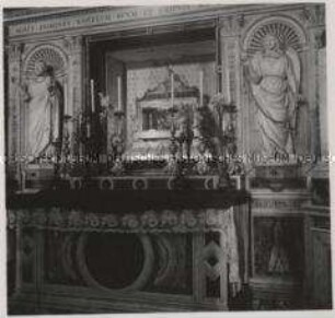 Rom, Kirche St. Peter in den Ketten, Ketten (Vincoli) in einem Glasbehälter unter dem Altar
