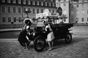 Reklame mit Oldtimer für den derzeit in Karlsruhe laufenden Kino-Film "Modern Millie"