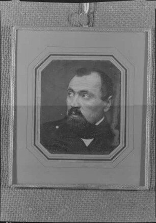 Bildnis des Herrn Schulze-Delitzsch : Portät Hermann Schulze-Delitzsch, eigentlich Franz Hermann Schulze (1808 -1883; Sozialreformer, Jurist und Politiker). Daguerreotypie um 1850; 7,2 x 6,2 cm. Dresden: Kupferstich-Kabinett. Ausstellung "Photographie in Dresden", 1982