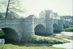 Steinbogenbrücke über die Haselbrücke am westlichen Ortsrand