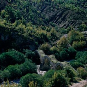 Kipis, Zagoriá. Türkische Bogenbrücke mit Kalderrimia unterhalb von Kipis in den Zagoriá