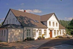 Allee 18: Landgasthof "Zum Fasanenhof": traufständige Straßenfront mit Zwerchgiebel, Eingangstür, darüber Wirtshausschild: Giebelseite mit Anbau