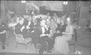 Abendgesellschaft im Salon des Hochseepassagierdampfers "Bremen"