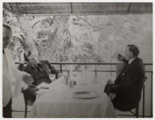 Anthony Eden und Lord Stanhope beim Lunch im Hotel Vieux Bois in Genf. links: Anthony Eden, rechts: Lord James Richard Stanhope