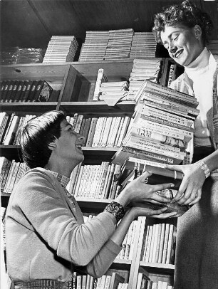 Hauburg. In der Auer Buchhandlung. Verkäuferinnen räumen Regale ein