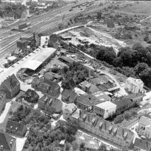 Machinenfabrik Lythall KG (Mommsenstraße): Luftbild des Betriebsgeländes: im Vordergrund Bergstraße, im Hintergrund Bahnstrecke Hamburg-Lübeck