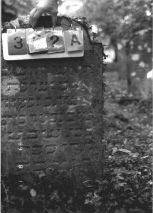 Grabstein 362 (Index: 99799704) Material: Sandstein Zustand: stark verwittert Maße HxBxT: 96x53x10 cm Beschreibung: Stele, eingezogener Korbbogenabschluß, Schriftfeld eingetieft: Grabstein 362A