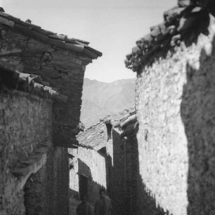 Gasse : Blick über die Dächer eines Dorfes der Kabylen in Richtung des Gebirges