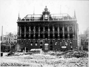 Teilzerstörtes Altes Grassimuseum auf dem Königsplatz (heute Wilhlem-Leuschner-Platz)