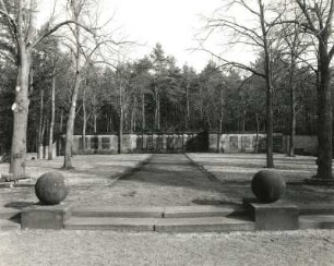 Dresden-Neustadt, Kannenhenkelweg. Nordfriedhof (Garnisonsfriedhof) (1902 angelegt). Hauptwand und Steinkugeln der Denkmalsanlage für die Gefallenen des 1. Weltkrieges (ab 1918)
