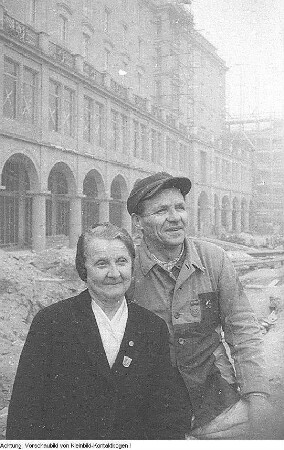 Dresden. Lydia Hoyer, Aufbauhelferin, von der sozialistischen Presse hochstilisiert wegen ihrer vielen freiwilligen, unbezahlten Aufbaustunden, 1955/57