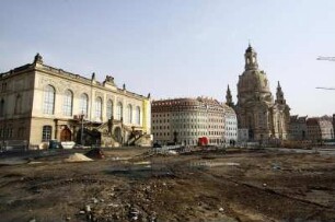 Dresden-Altstadt. Neumarkt. Blick vom unbefestigten Jüdenhof auf Johanneum, QF Hotel und Frauenkirche